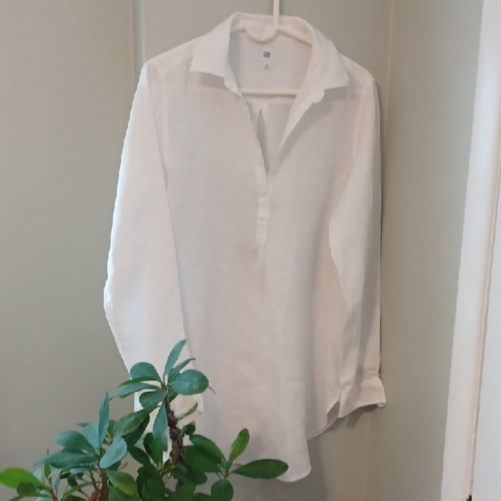 Gap Sz M, Classic pure White Linen V-neck Blouse. NWOT